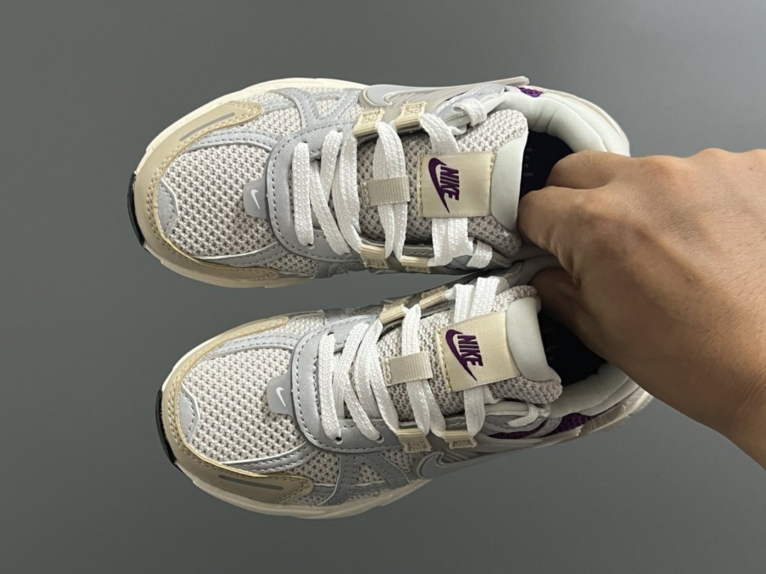 NK 新款V2K鞋带扣儿童老爹鞋 尺码：26-35码 经典V2K老爹款式🆕 上脚超酷🆒 优质皮料拼接，质感满满‼️ 橡胶耐磨防滑大底，脚感超赞👍🏻 鞋带扣设计，穿脱超方便✌🏻-选品中心