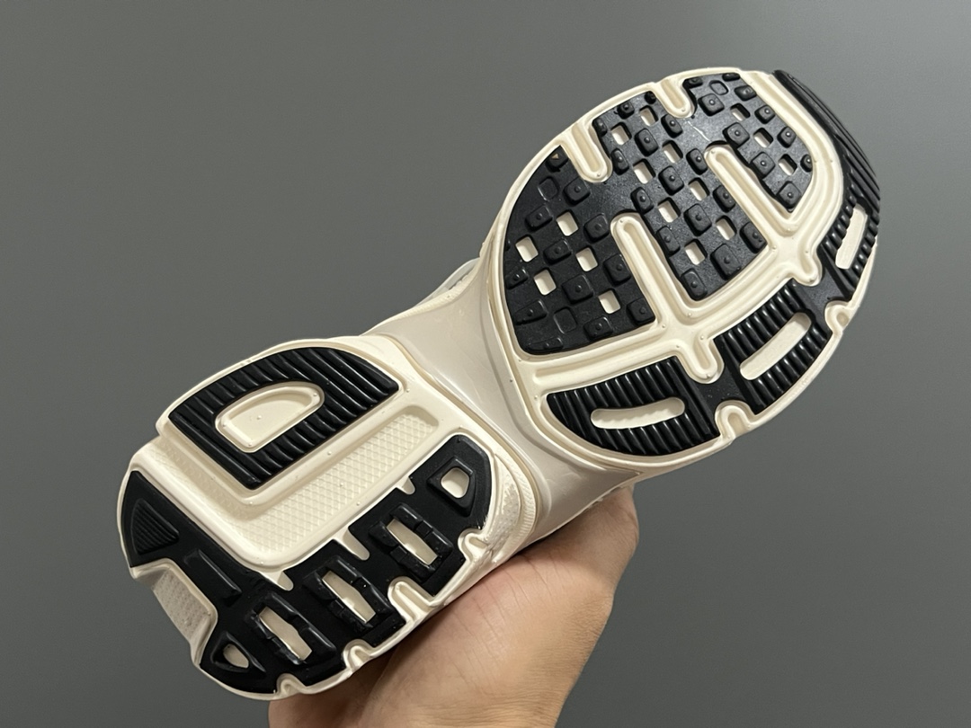 图片[5]-NK 新款V2K鞋带扣儿童老爹鞋 尺码：26-35码 经典V2K老爹款式🆕 上脚超酷🆒 优质皮料拼接，质感满满‼️ 橡胶耐磨防滑大底，脚感超赞👍🏻 鞋带扣设计，穿脱超方便✌🏻-选品中心