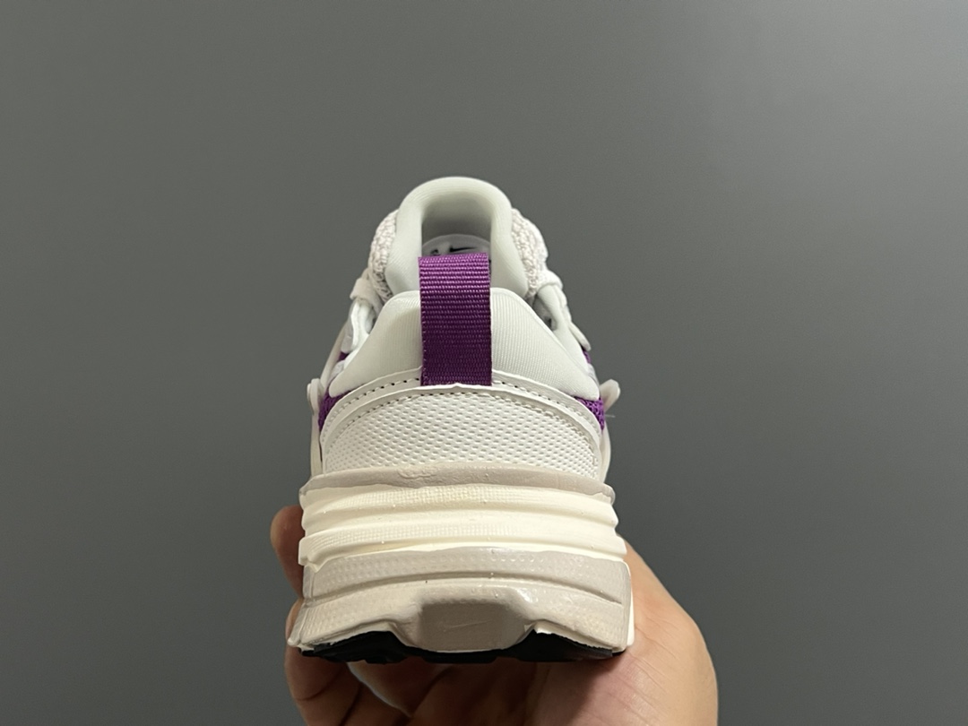 图片[7]-NK 新款V2K鞋带扣儿童老爹鞋 尺码：26-35码 经典V2K老爹款式🆕 上脚超酷🆒 优质皮料拼接，质感满满‼️ 橡胶耐磨防滑大底，脚感超赞👍🏻 鞋带扣设计，穿脱超方便✌🏻-选品中心