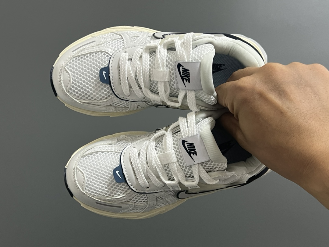 新工厂 NK V2K鞋带扣儿童老爹鞋26-35码 经典V2K老爹款式🆕 优质皮料拼接，质感满满‼️ 橡胶耐磨防滑大底，脚感超赞👍🏻 鞋带扣设计，穿脱超方便✌🏻-选品中心