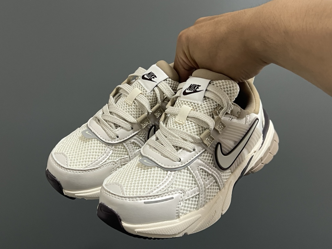 图片[2]-NK 新款V2K鞋带扣儿童老爹鞋 尺码：26-35码 经典V2K老爹款式🆕 上脚超酷🆒 优质皮料拼接，质感满满‼️ 橡胶耐磨防滑大底，脚感超赞👍🏻 鞋带扣设计，穿脱超方便✌🏻-选品中心