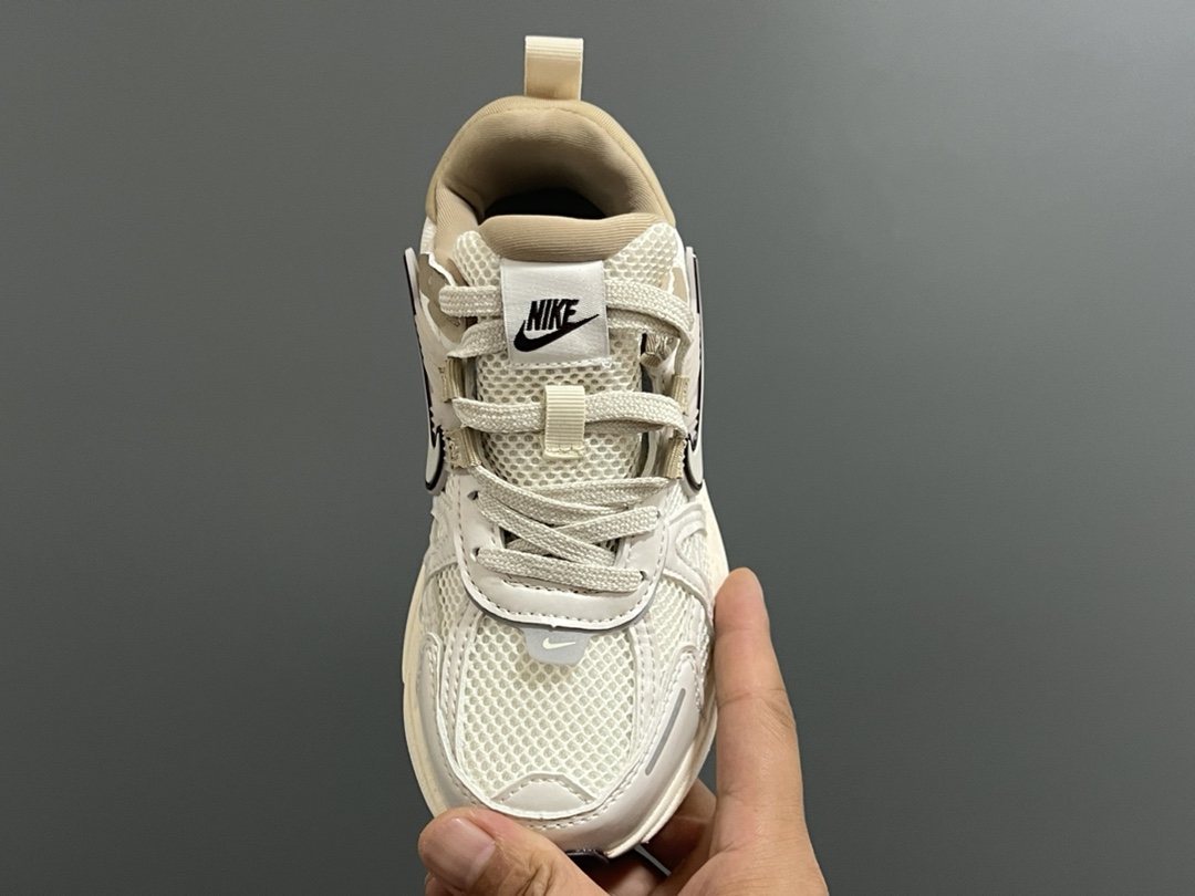 图片[8]-NK 新款V2K鞋带扣儿童老爹鞋 尺码：26-35码 经典V2K老爹款式🆕 上脚超酷🆒 优质皮料拼接，质感满满‼️ 橡胶耐磨防滑大底，脚感超赞👍🏻 鞋带扣设计，穿脱超方便✌🏻-选品中心