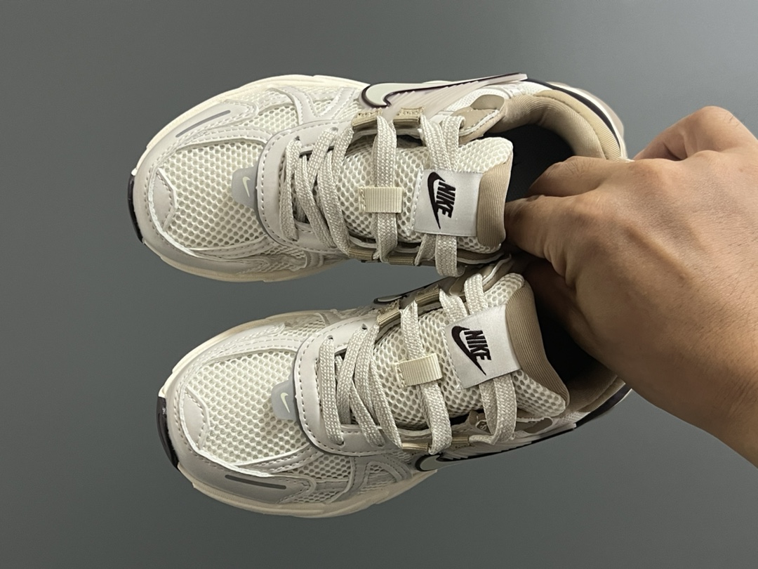 NK 新款V2K鞋带扣儿童老爹鞋 尺码：26-35码 经典V2K老爹款式🆕 上脚超酷🆒 优质皮料拼接，质感满满‼️ 橡胶耐磨防滑大底，脚感超赞👍🏻 鞋带扣设计，穿脱超方便✌🏻-选品中心