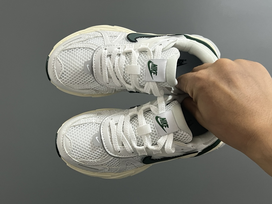 新工厂 NK V2K鞋带扣儿童老爹鞋26-35码 经典V2K老爹款式🆕 优质皮料拼接，质感满满‼️ 橡胶耐磨防滑大底，脚感超赞👍🏻 鞋带扣设计，穿脱超方便✌🏻-选品中心