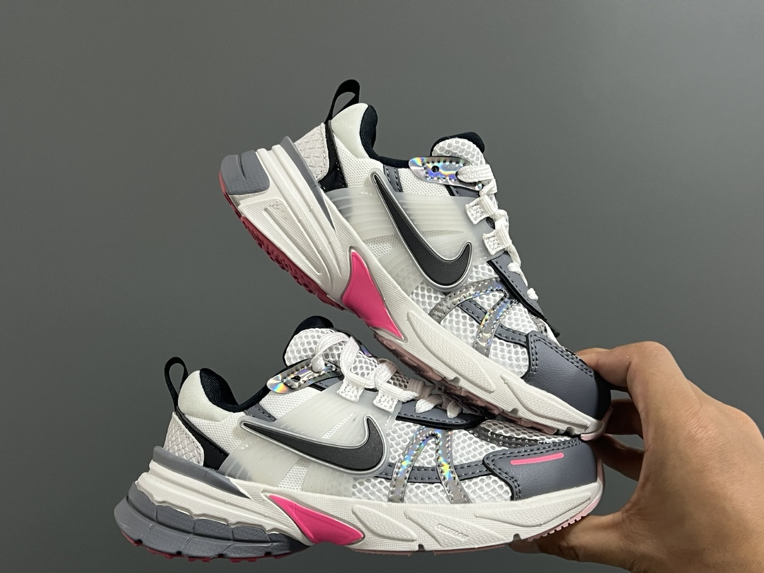 图片[9]-NK 新款V2K鞋带扣儿童老爹鞋 尺码：26-35码 经典V2K老爹款式🆕 上脚超酷🆒 优质皮料拼接，质感满满‼️ 橡胶耐磨防滑大底，脚感超赞👍🏻 鞋带扣设计，穿脱超方便✌🏻-选品中心