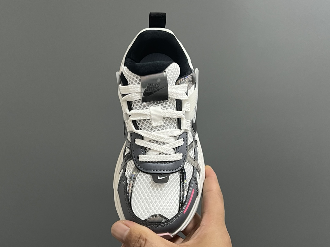 图片[8]-NK 新款V2K鞋带扣儿童老爹鞋 尺码：26-35码 经典V2K老爹款式🆕 上脚超酷🆒 优质皮料拼接，质感满满‼️ 橡胶耐磨防滑大底，脚感超赞👍🏻 鞋带扣设计，穿脱超方便✌🏻-选品中心