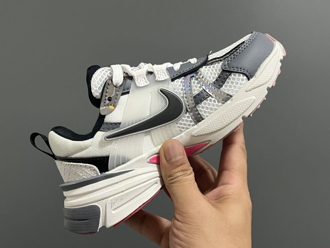 图片[6]-NK 新款V2K鞋带扣儿童老爹鞋 尺码：26-35码 经典V2K老爹款式🆕 上脚超酷🆒 优质皮料拼接，质感满满‼️ 橡胶耐磨防滑大底，脚感超赞👍🏻 鞋带扣设计，穿脱超方便✌🏻-选品中心