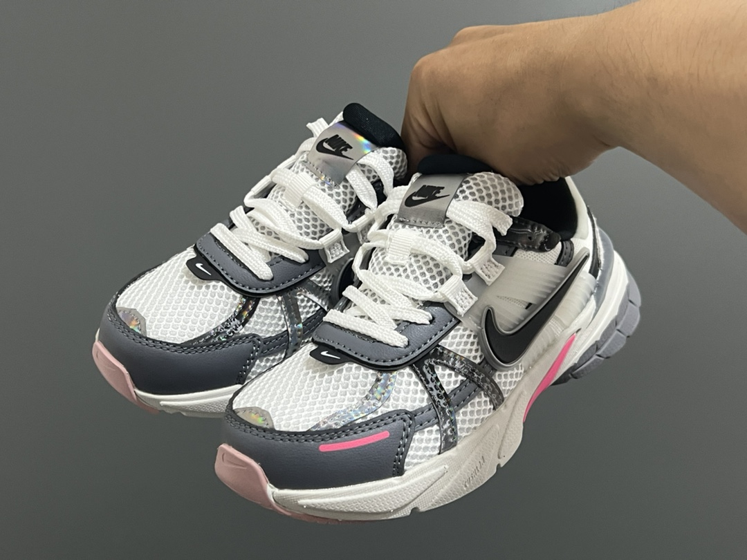 图片[2]-NK 新款V2K鞋带扣儿童老爹鞋 尺码：26-35码 经典V2K老爹款式🆕 上脚超酷🆒 优质皮料拼接，质感满满‼️ 橡胶耐磨防滑大底，脚感超赞👍🏻 鞋带扣设计，穿脱超方便✌🏻-选品中心