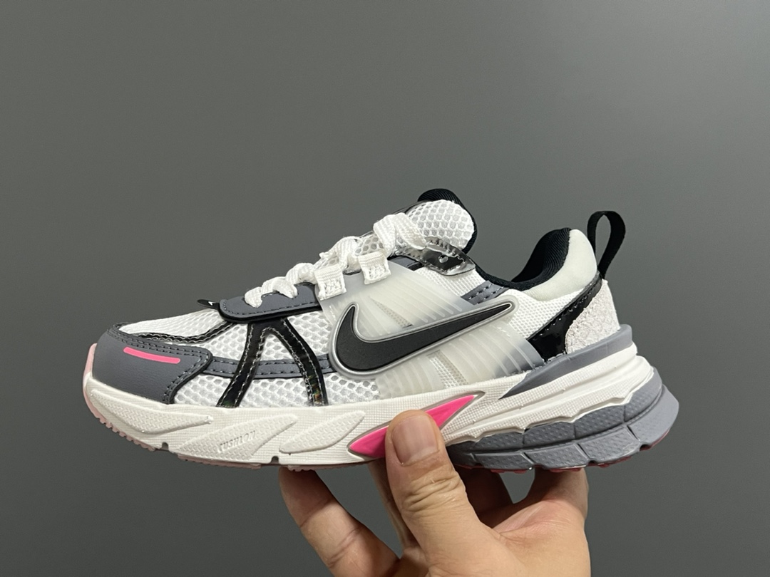 图片[4]-NK 新款V2K鞋带扣儿童老爹鞋 尺码：26-35码 经典V2K老爹款式🆕 上脚超酷🆒 优质皮料拼接，质感满满‼️ 橡胶耐磨防滑大底，脚感超赞👍🏻 鞋带扣设计，穿脱超方便✌🏻-选品中心