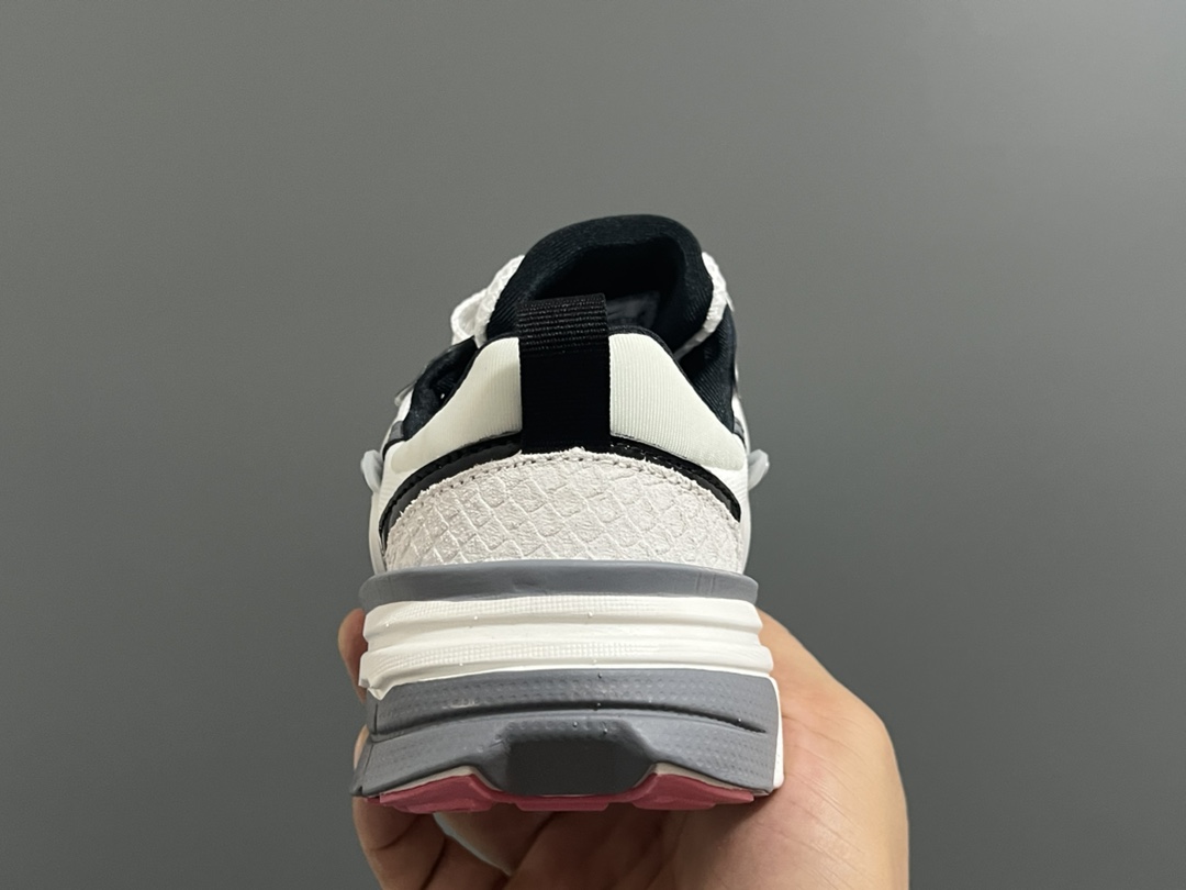 图片[7]-NK 新款V2K鞋带扣儿童老爹鞋 尺码：26-35码 经典V2K老爹款式🆕 上脚超酷🆒 优质皮料拼接，质感满满‼️ 橡胶耐磨防滑大底，脚感超赞👍🏻 鞋带扣设计，穿脱超方便✌🏻-选品中心