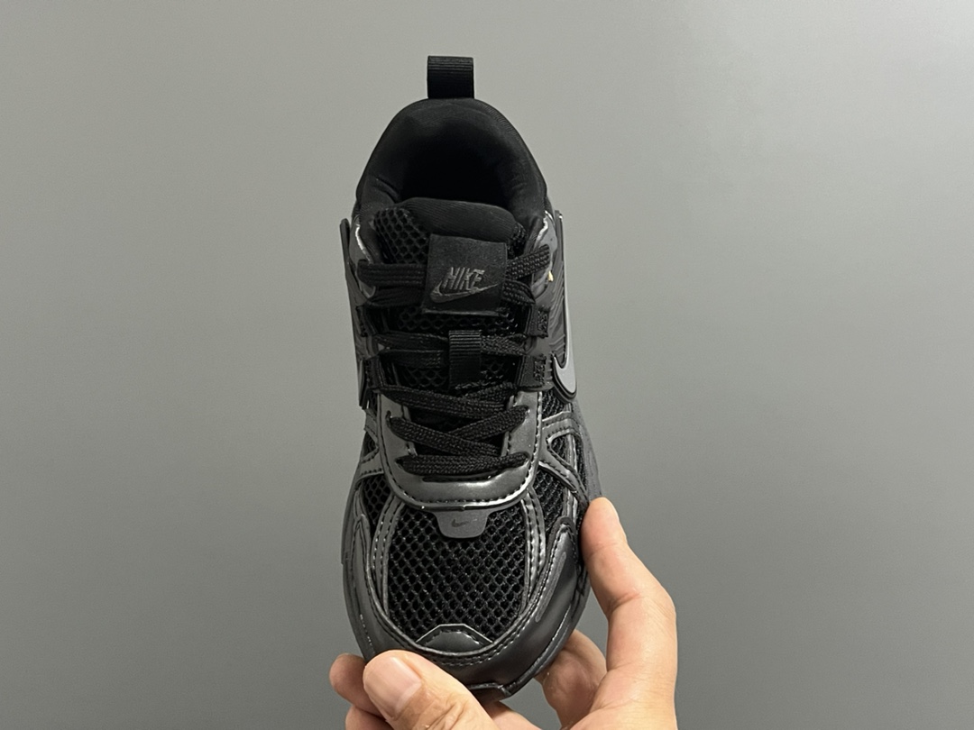 图片[8]-NK 新款V2K鞋带扣儿童老爹鞋 尺码：26-35码 经典V2K老爹款式🆕 上脚超酷🆒 优质皮料拼接，质感满满‼️ 橡胶耐磨防滑大底，脚感超赞👍🏻 鞋带扣设计，穿脱超方便✌🏻-选品中心