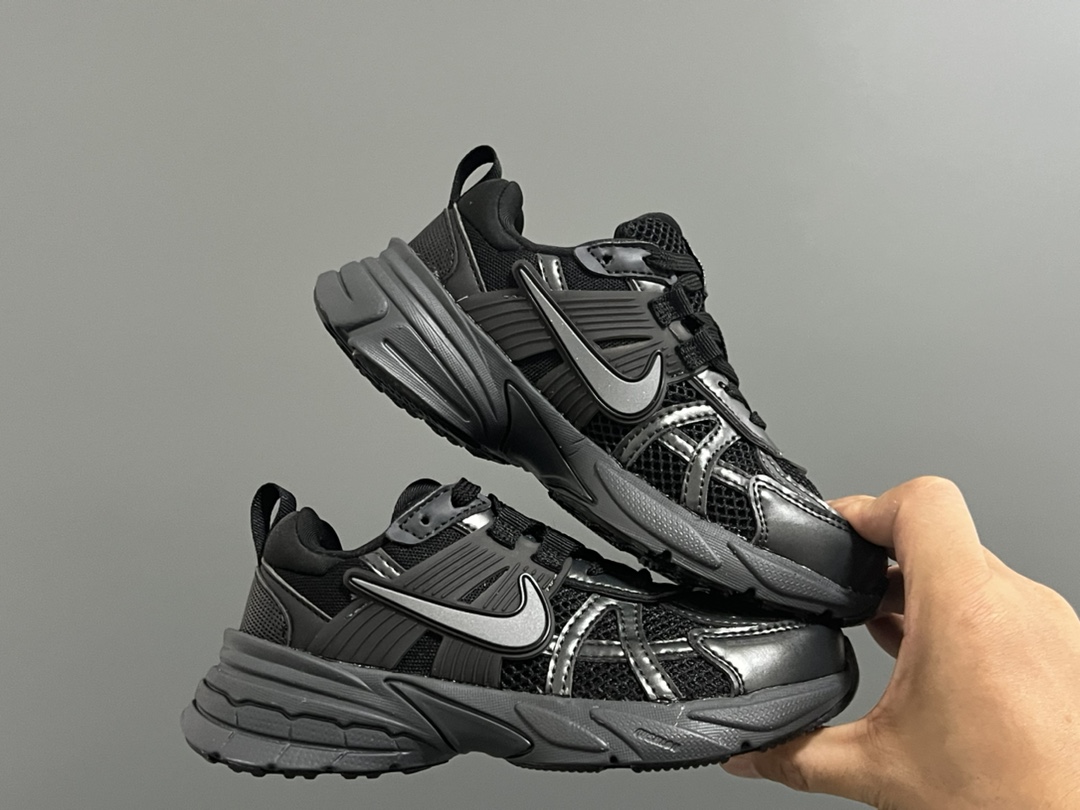 图片[9]-NK 新款V2K鞋带扣儿童老爹鞋 尺码：26-35码 经典V2K老爹款式🆕 上脚超酷🆒 优质皮料拼接，质感满满‼️ 橡胶耐磨防滑大底，脚感超赞👍🏻 鞋带扣设计，穿脱超方便✌🏻-选品中心