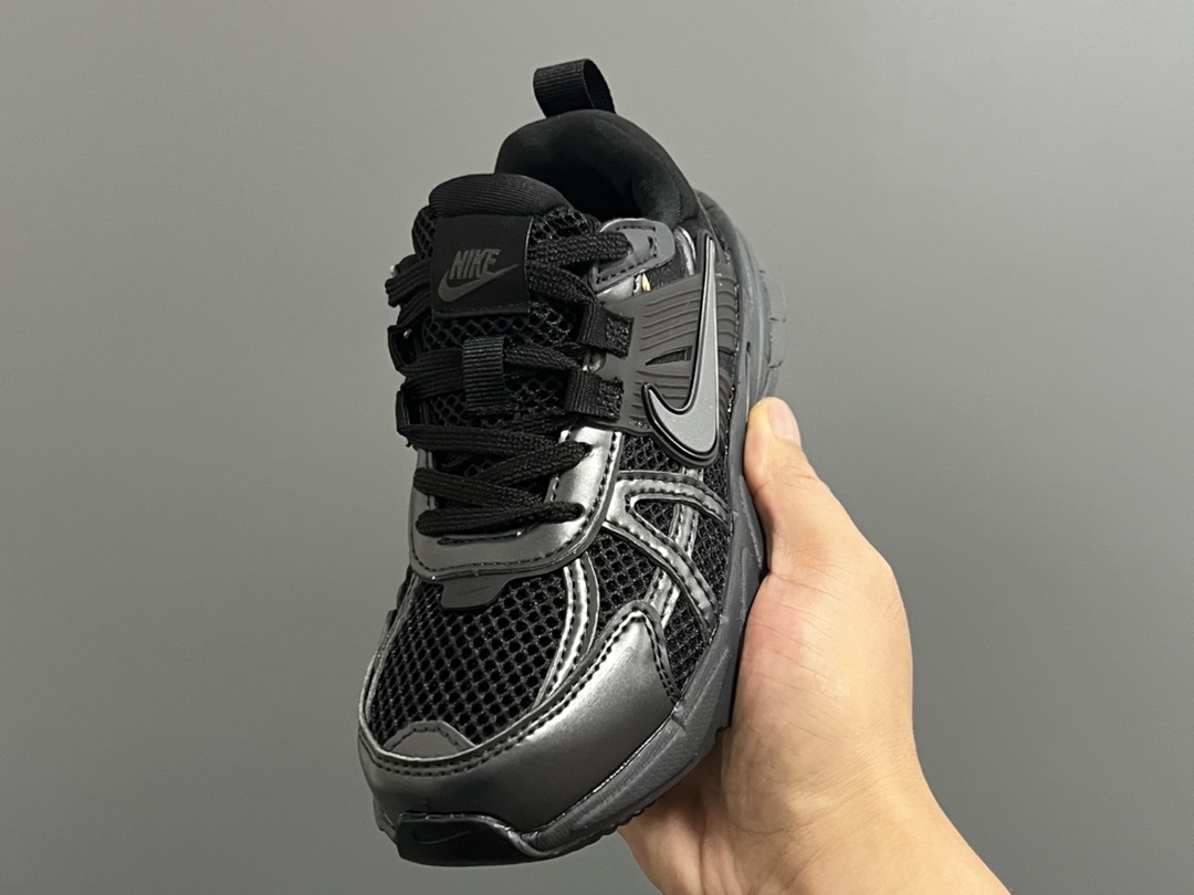 图片[3]-NK 新款V2K鞋带扣儿童老爹鞋 尺码：26-35码 经典V2K老爹款式🆕 上脚超酷🆒 优质皮料拼接，质感满满‼️ 橡胶耐磨防滑大底，脚感超赞👍🏻 鞋带扣设计，穿脱超方便✌🏻-选品中心