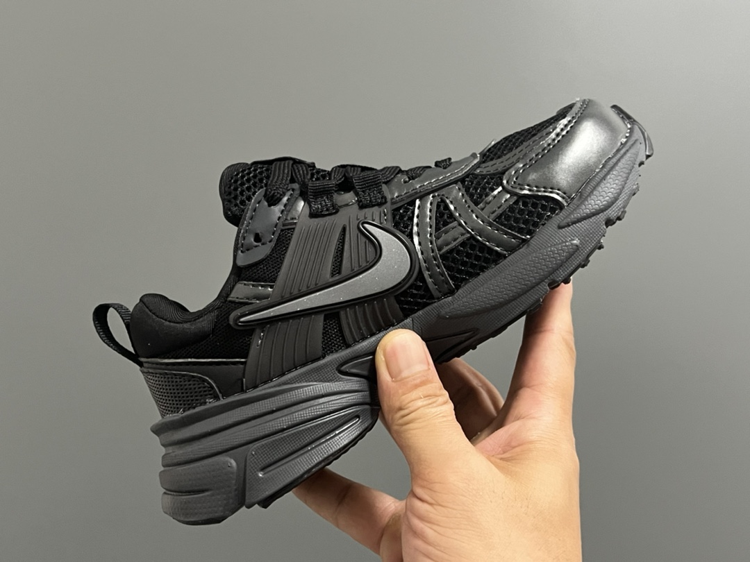 图片[6]-NK 新款V2K鞋带扣儿童老爹鞋 尺码：26-35码 经典V2K老爹款式🆕 上脚超酷🆒 优质皮料拼接，质感满满‼️ 橡胶耐磨防滑大底，脚感超赞👍🏻 鞋带扣设计，穿脱超方便✌🏻-选品中心