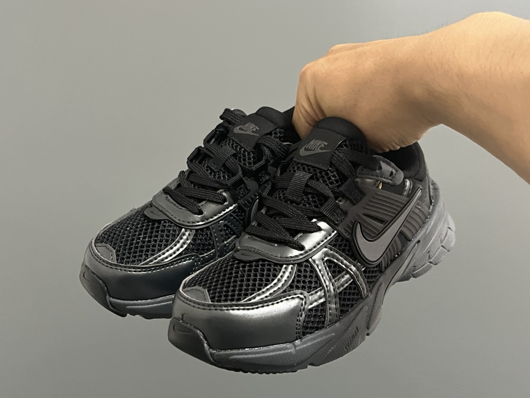 图片[2]-NK 新款V2K鞋带扣儿童老爹鞋 尺码：26-35码 经典V2K老爹款式🆕 上脚超酷🆒 优质皮料拼接，质感满满‼️ 橡胶耐磨防滑大底，脚感超赞👍🏻 鞋带扣设计，穿脱超方便✌🏻-选品中心