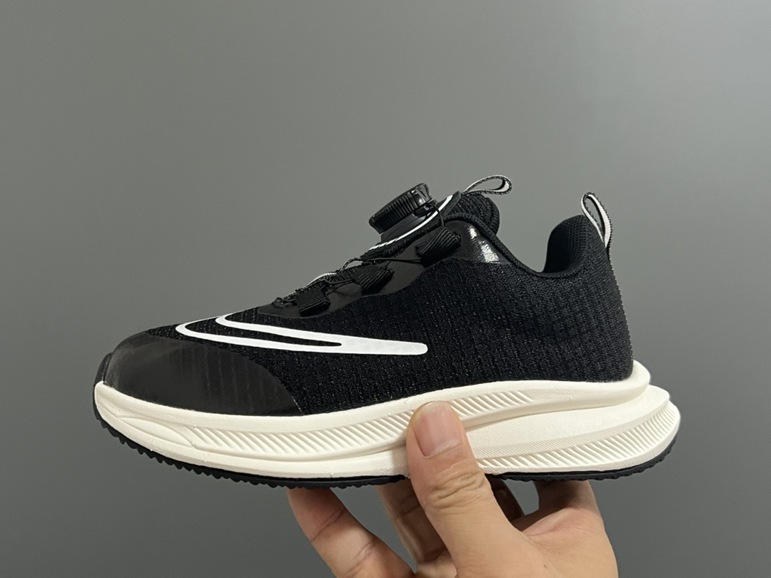 图片[4]-登月 NK 新款大勾锁扣儿童运动鞋 尺码：26-37码 经典大勾，时髦又洋气✨ 精致锁扣设计，穿脱方便✌🏻 耐磨防滑大底，脚感不言而喻☁️-选品中心