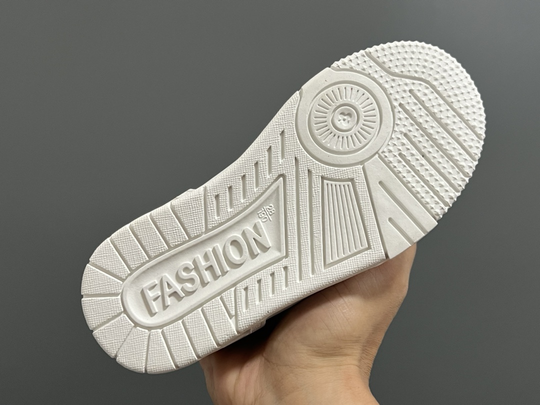 图片[5]-L家新款时尚鞋带扣儿童板鞋 尺码：26-37码 经典大牌板鞋🆕 百搭又时髦✨ 鞋带扣设计穿脱方便✌🏻 优质皮料拼接，质感满满💯-选品中心