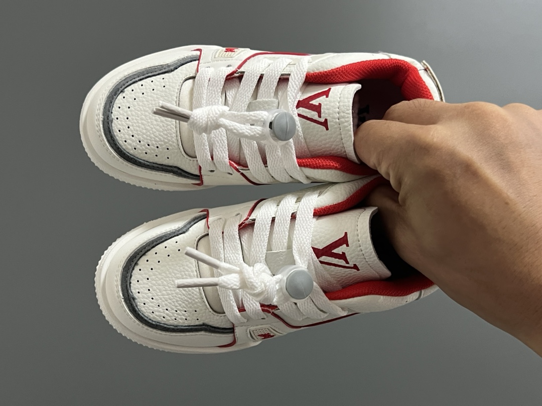 L家新款时尚鞋带扣儿童板鞋 尺码：26-37码 经典大牌板鞋🆕 百搭又时髦✨ 鞋带扣设计穿脱方便✌🏻 优质皮料拼接，质感满满💯-选品中心