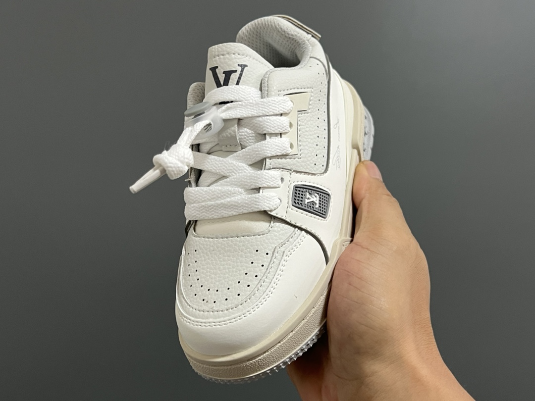 图片[3]-L家新款时尚鞋带扣儿童板鞋 尺码：26-37码 经典大牌板鞋🆕 百搭又时髦✨ 鞋带扣设计穿脱方便✌🏻 优质皮料拼接，质感满满💯-选品中心