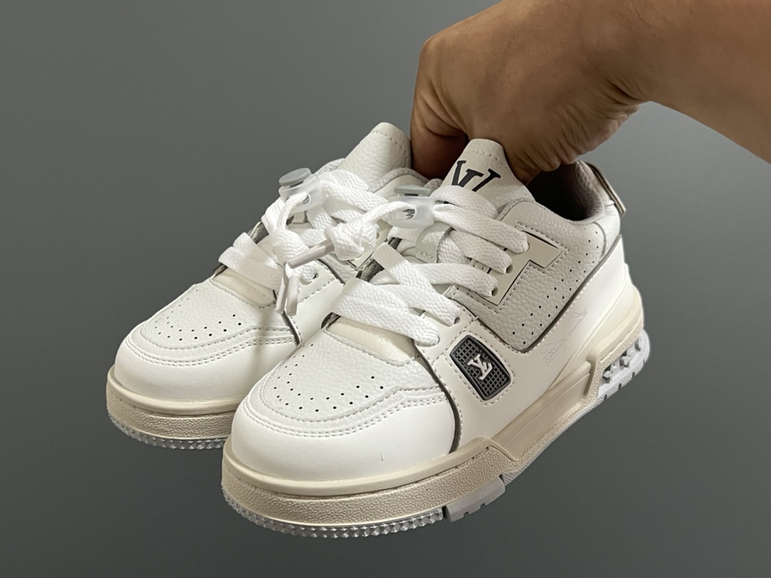 图片[2]-L家新款时尚鞋带扣儿童板鞋 尺码：26-37码 经典大牌板鞋🆕 百搭又时髦✨ 鞋带扣设计穿脱方便✌🏻 优质皮料拼接，质感满满💯-选品中心