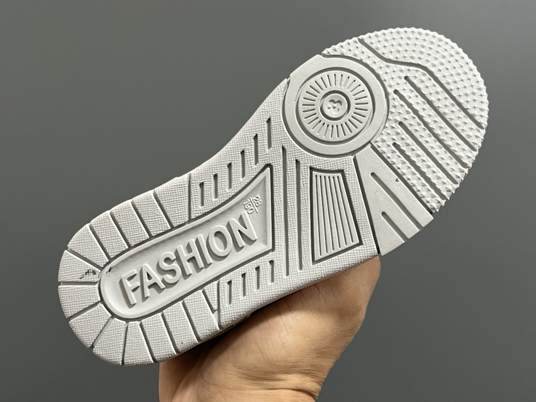 图片[4]-L家新款时尚鞋带扣儿童板鞋 尺码：26-37码 经典大牌板鞋🆕 百搭又时髦✨ 鞋带扣设计穿脱方便✌🏻 优质皮料拼接，质感满满💯-选品中心