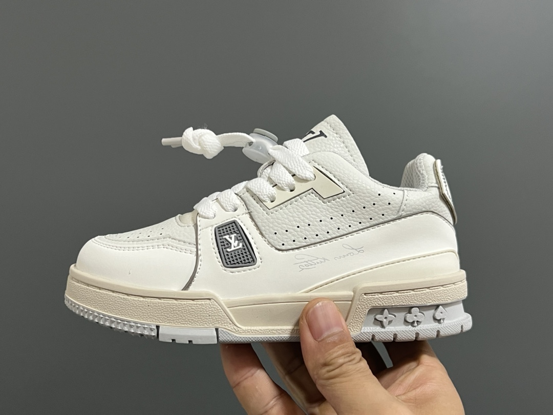 图片[5]-L家新款时尚鞋带扣儿童板鞋 尺码：26-37码 经典大牌板鞋🆕 百搭又时髦✨ 鞋带扣设计穿脱方便✌🏻 优质皮料拼接，质感满满💯-选品中心