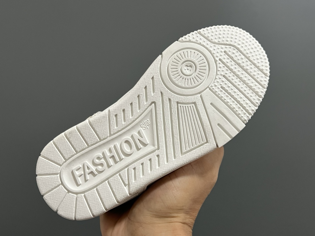 图片[5]-L家新款时尚鞋带扣儿童板鞋 尺码：26-37码 经典大牌板鞋🆕 百搭又时髦✨ 鞋带扣设计穿脱方便✌🏻 优质皮料拼接，质感满满💯-选品中心