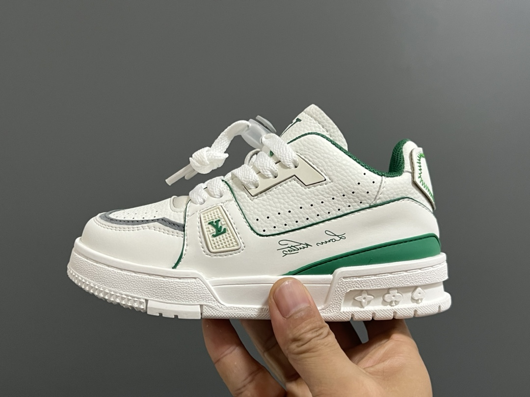 图片[4]-L家新款时尚鞋带扣儿童板鞋 尺码：26-37码 经典大牌板鞋🆕 百搭又时髦✨ 鞋带扣设计穿脱方便✌🏻 优质皮料拼接，质感满满💯-选品中心