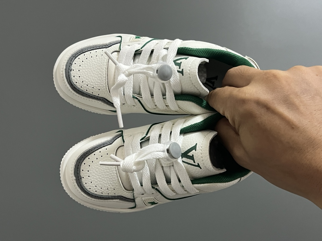 L家新款时尚鞋带扣儿童板鞋 尺码：26-37码 经典大牌板鞋🆕 百搭又时髦✨ 鞋带扣设计穿脱方便✌🏻 优质皮料拼接，质感满满💯-选品中心