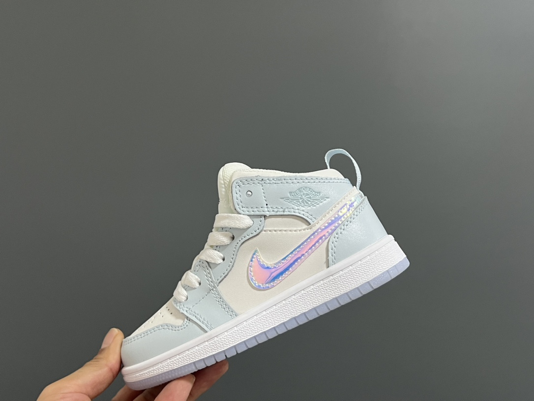 乔一专Ｇ版鞋带扣中帮儿童运动鞋 尺码：22-37码 额外赠送一对鞋带扣，再也不怕孩子不会系鞋带啦✌🏻 高端定制专Ｇ版来啦🔥 大厂出品，做工用料完全不必担心😎 鞋型设计对比ZP，超级无敌百搭❤️ 橡胶大底耐磨防滑✔️ 鞋面采用优质皮料，质感无敌柔软☁️-选品中心