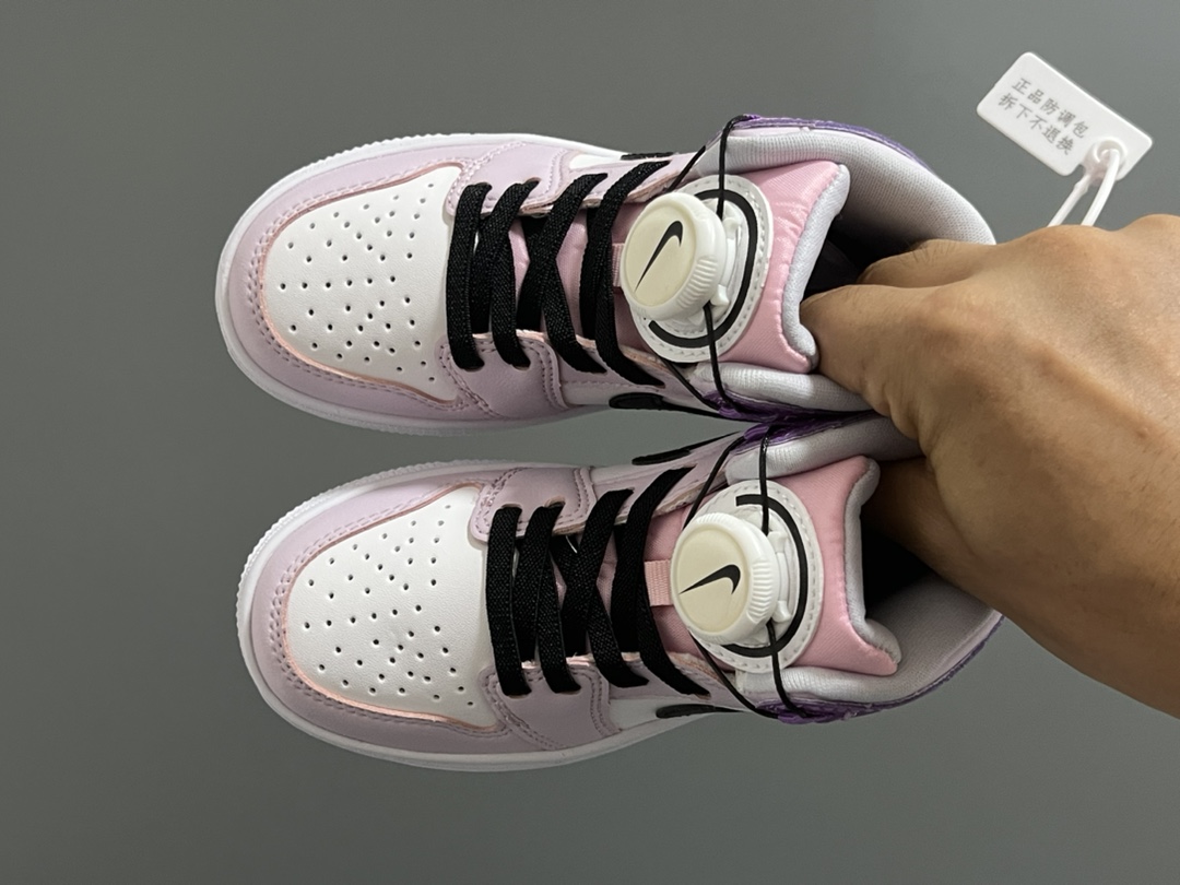 乔一中帮锁扣儿童运动鞋 尺码：22-37.5码 超棒的锁扣系列🔥 经典乔一中帮款式🆕 优质皮料质感超赞👍🏻 耐磨防滑大底，脚感超舒服☁️-选品中心