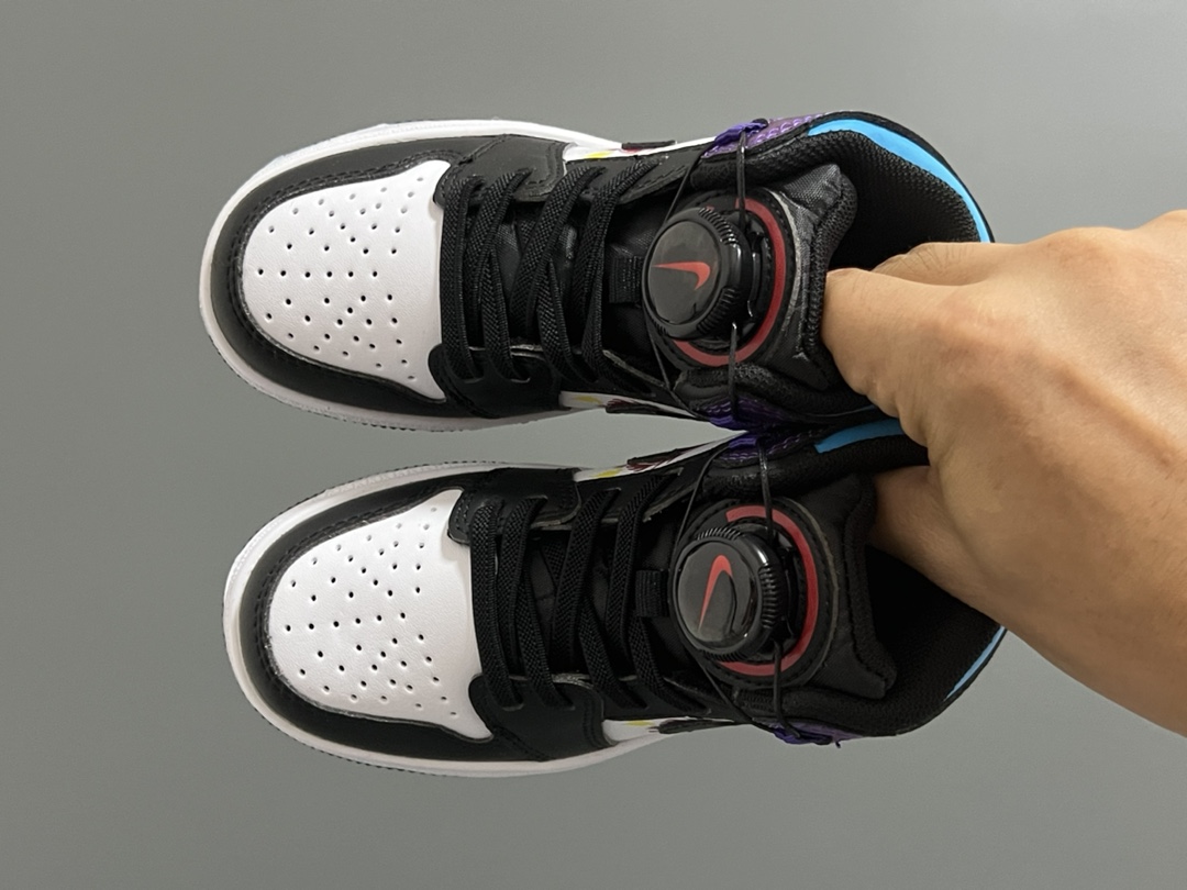 乔一中帮锁扣儿童运动鞋 尺码：22-37.5码 超棒的锁扣系列🔥 经典乔一中帮款式🆕 优质皮料质感超赞👍🏻 耐磨防滑大底，脚感超舒服☁️-选品中心