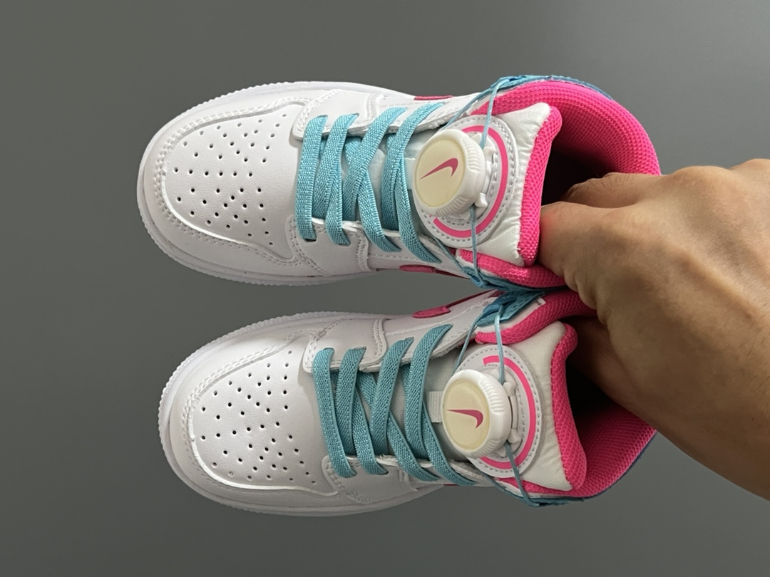 乔一中帮锁扣儿童运动鞋 尺码：22-37.5码 超棒的锁扣系列🔥 经典乔一中帮款式🆕 优质皮料质感超赞👍🏻 耐磨防滑大底，脚感超舒服☁️-选品中心