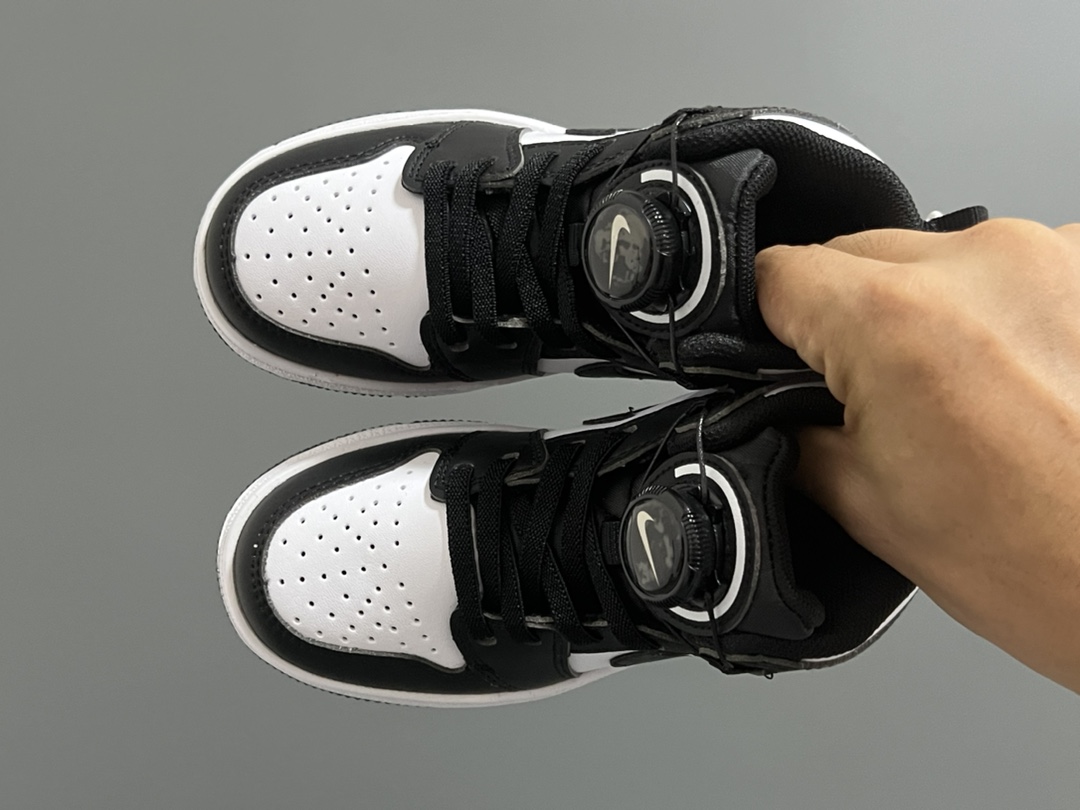 乔一中帮锁扣儿童运动鞋 尺码：22-37.5码 超棒的锁扣系列🔥 经典乔一中帮款式🆕 优质皮料质感超赞👍🏻 耐磨防滑大底，脚感超舒服☁️-选品中心