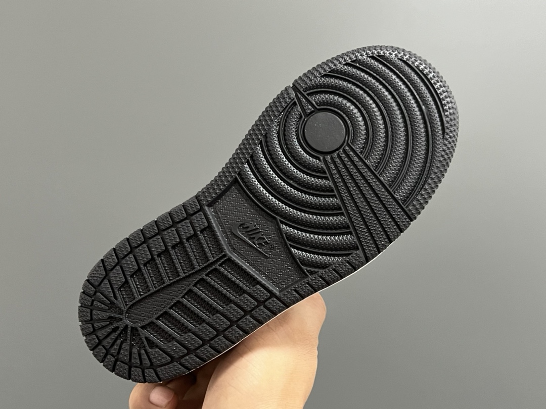 图片[5]-乔一中帮锁扣儿童运动鞋 尺码：22-37.5码 超棒的锁扣系列🔥 经典乔一中帮款式🆕 优质皮料质感超赞👍🏻 耐磨防滑大底，脚感超舒服☁️-选品中心