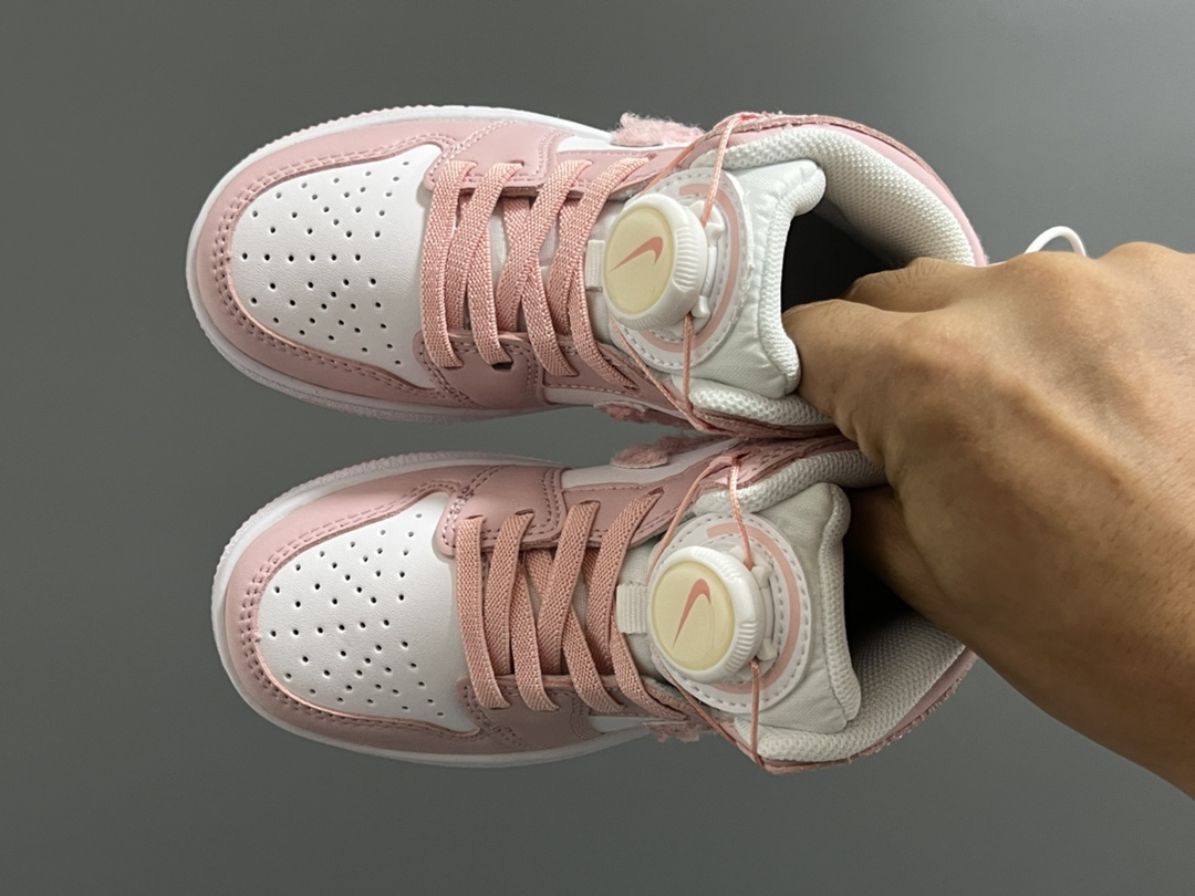 乔一中帮锁扣儿童运动鞋 尺码：22-37.5码 超棒的锁扣系列🔥 经典乔一中帮款式🆕 优质皮料质感超赞👍🏻 耐磨防滑大底，脚感超舒服☁️-选品中心