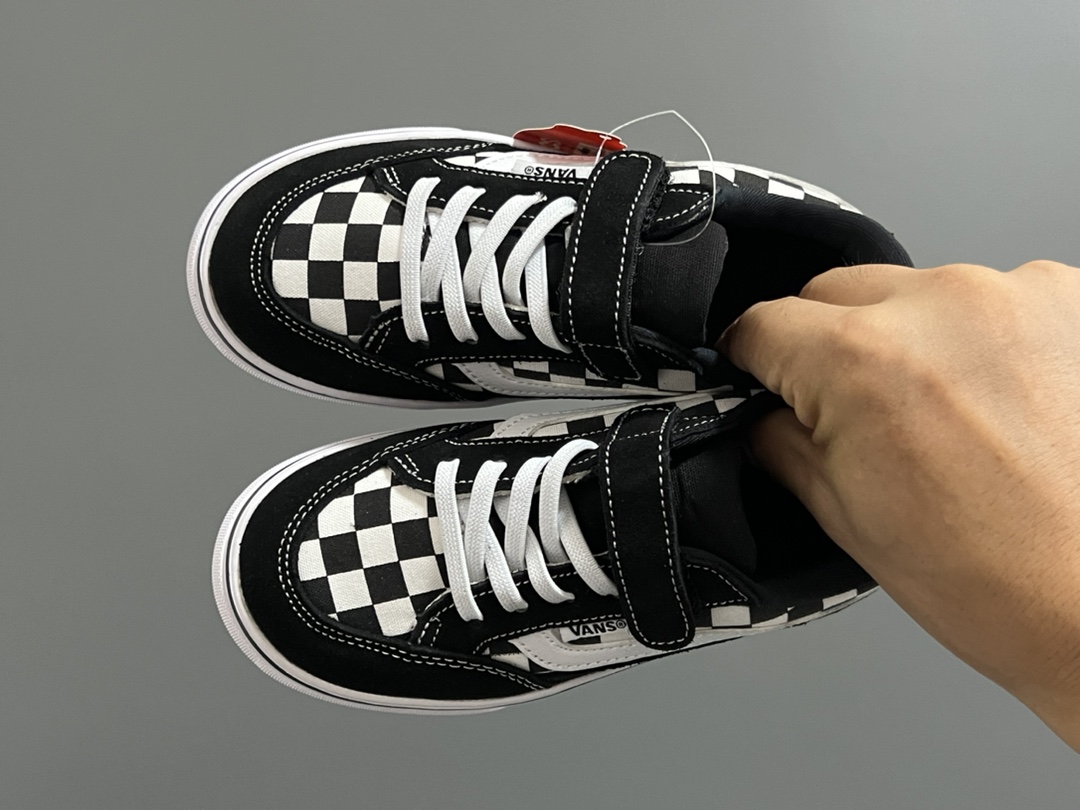 日版万S新款魔术贴松紧带儿童低帮板鞋 尺码：26-35码 最受欢迎的日系版万斯，最出名于它的版型设计，非常贴合人体工学设计👍🏻 魔术贴➕松紧带 日版万S新款魔术贴松紧带儿童低帮板鞋 尺码：26-35码 最受欢迎的日系版万斯，最出名于它的版型设计，非常贴合人体工学设计👍🏻 魔术贴➕松紧带设计，穿脱超级方便✔️ 优质帆布面料，打理超级方便👍🏻 橡胶耐磨防滑大底，脚感超舒服✌🏻，穿脱超级方便✔️ 优质帆布面料，打理超级方便👍🏻 橡胶耐磨防滑大底，脚感超舒服✌🏻-选品中心