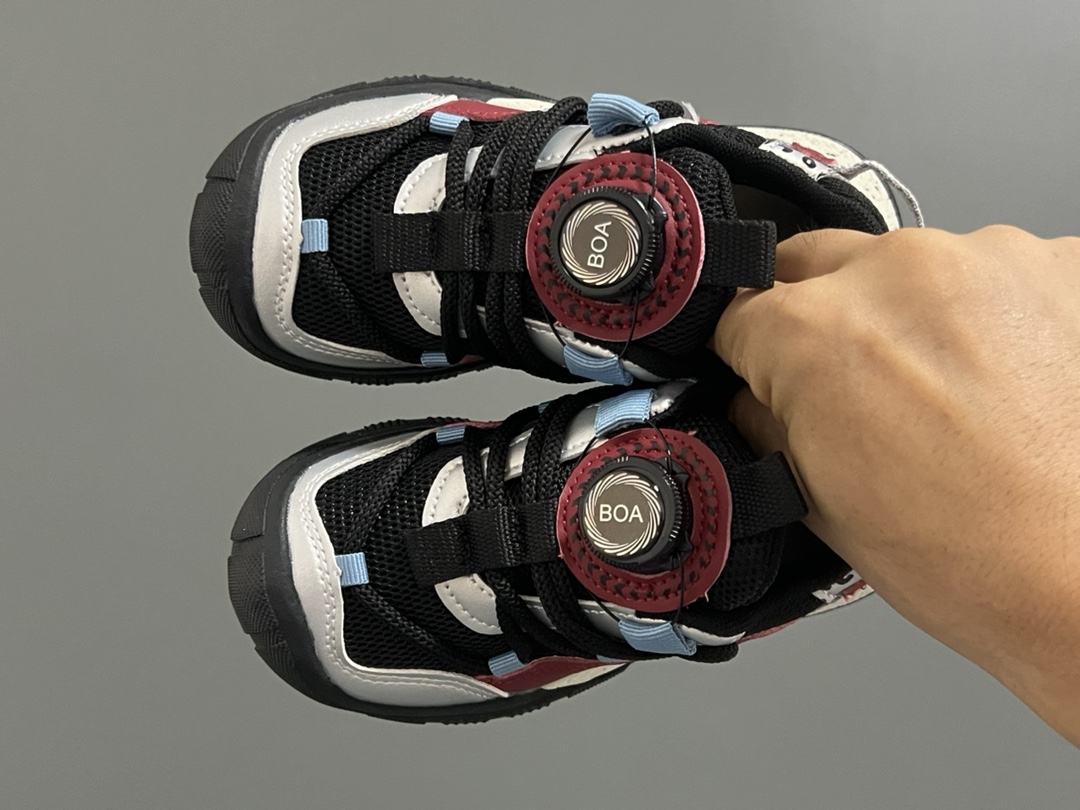 NK ACG轮胎底锁扣儿童运动鞋 尺码：27-37码 经典乔ACG轮胎底系列🆕 精致锁扣，质感超赞👍🏻 橡胶包头耐磨防滑大底✌🏻 优质皮料鞋面拼接☁️-选品中心