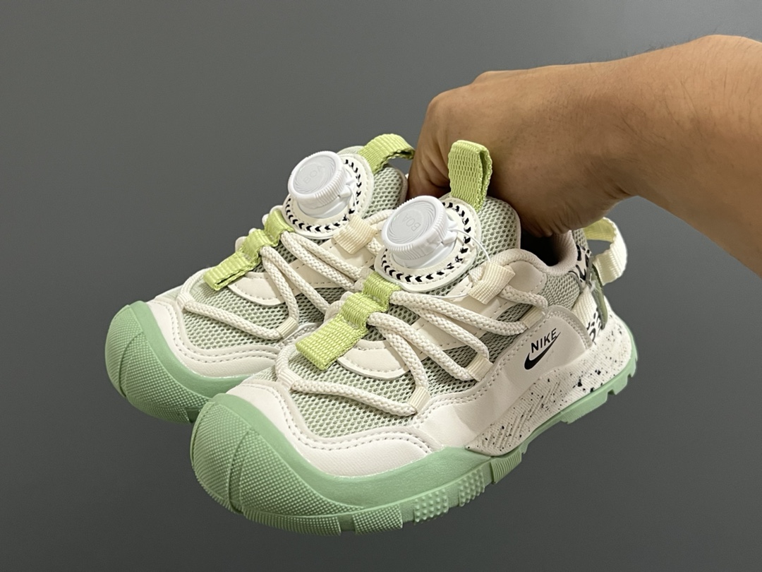 NK ACG轮胎底锁扣儿童运动鞋 尺码：27-37码 经典乔ACG轮胎底系列🆕 精致锁扣，质感超赞👍🏻 橡胶包头耐磨防滑大底✌🏻 优质皮料鞋面拼接☁️-选品中心