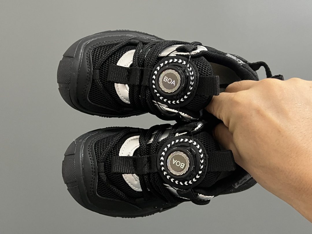 NK ACG轮胎底锁扣儿童运动鞋 尺码：27-37码 经典乔ACG轮胎底系列🆕 精致锁扣，质感超赞👍🏻 橡胶包头耐磨防滑大底✌🏻 优质皮料鞋面拼接☁️-选品中心