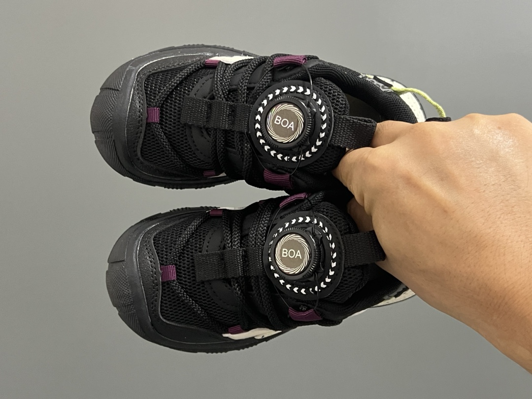 NK ACG轮胎底锁扣儿童运动鞋 尺码：27-37码 经典乔ACG轮胎底系列🆕 精致锁扣，质感超赞👍🏻 橡胶包头耐磨防滑大底✌🏻 优质皮料鞋面拼接☁️-选品中心