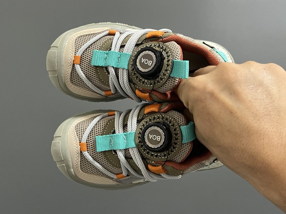 NK ACG轮胎底锁扣儿童运动鞋 尺码：27-37码 经典乔ACG轮胎底系列🆕 精致锁扣，质感超赞👍🏻 橡胶包头耐磨防滑大底✌🏻 优质皮料鞋面拼接☁️-选品中心