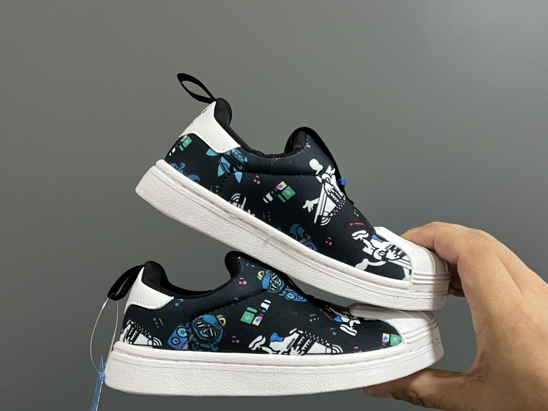 图片[9]-AD 专G版贝壳头经典一脚蹬儿童运动鞋 尺码：22-35码 经典款一脚蹬是阿迪童鞋的鼻祖，空气棉鞋面材质，一体式软贝壳头鞋底很好的保护了容易磕碰的小脚丫，鞋底蜂窝呈蜂窝状防滑耐磨，打开鞋垫来细看，鞋底的冲孔底，鞋底采用记忆海绵，都与正品一致，本店必入单品，入园首选❤️推荐自留❤️-选品中心