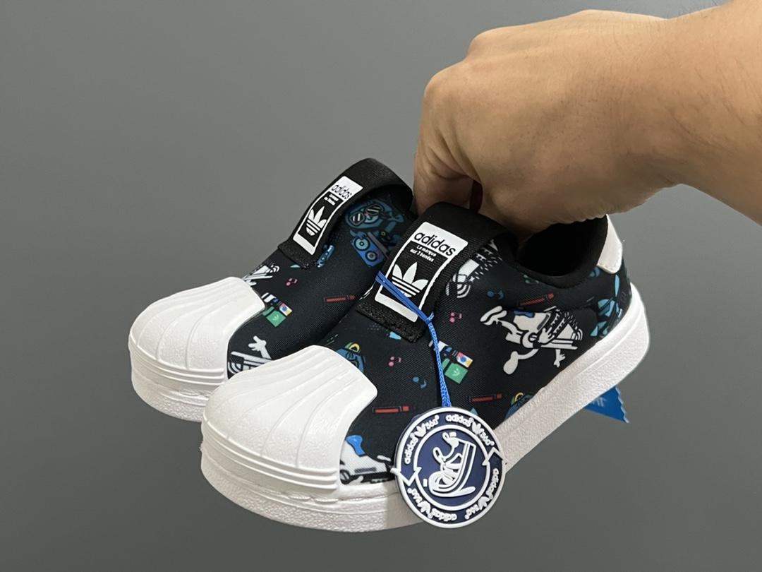 图片[2]-AD 专G版贝壳头经典一脚蹬儿童运动鞋 尺码：22-35码 经典款一脚蹬是阿迪童鞋的鼻祖，空气棉鞋面材质，一体式软贝壳头鞋底很好的保护了容易磕碰的小脚丫，鞋底蜂窝呈蜂窝状防滑耐磨，打开鞋垫来细看，鞋底的冲孔底，鞋底采用记忆海绵，都与正品一致，本店必入单品，入园首选❤️推荐自留❤️-选品中心