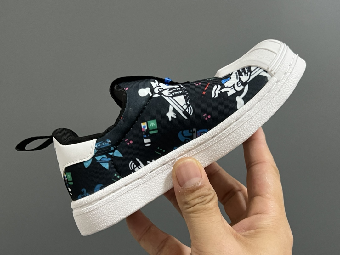 图片[6]-AD 专G版贝壳头经典一脚蹬儿童运动鞋 尺码：22-35码 经典款一脚蹬是阿迪童鞋的鼻祖，空气棉鞋面材质，一体式软贝壳头鞋底很好的保护了容易磕碰的小脚丫，鞋底蜂窝呈蜂窝状防滑耐磨，打开鞋垫来细看，鞋底的冲孔底，鞋底采用记忆海绵，都与正品一致，本店必入单品，入园首选❤️推荐自留❤️-选品中心