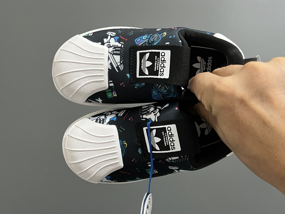 AD 专G版贝壳头经典一脚蹬儿童运动鞋 尺码:22-35码 经典款一脚蹬是阿迪童鞋的鼻祖,空气棉鞋面材质,一体式软贝壳头鞋底很好的保护了容易磕碰的小脚丫,鞋底蜂窝呈蜂窝状防滑耐磨,打开鞋垫来细看,鞋底的冲孔底,鞋底采用记忆海绵,都与正品一致,本店必入单品,入园首选❤️推荐自留❤️-选品中心