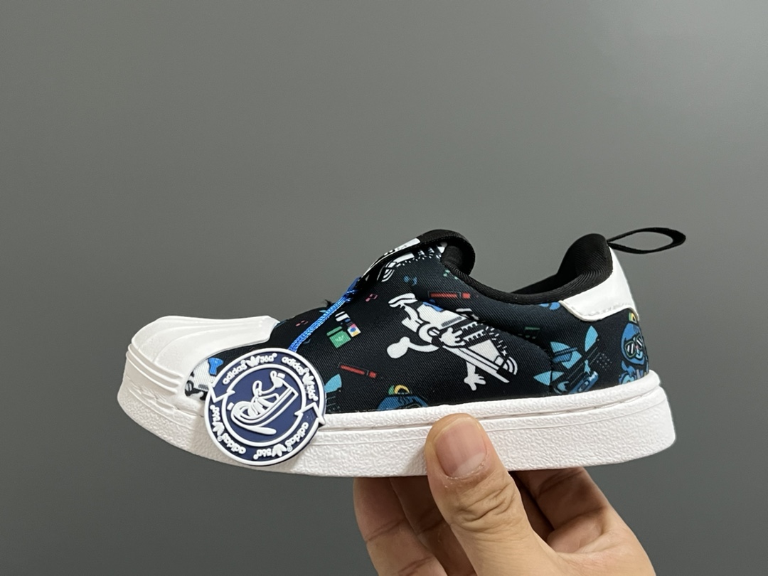 图片[4]-AD 专G版贝壳头经典一脚蹬儿童运动鞋 尺码：22-35码 经典款一脚蹬是阿迪童鞋的鼻祖，空气棉鞋面材质，一体式软贝壳头鞋底很好的保护了容易磕碰的小脚丫，鞋底蜂窝呈蜂窝状防滑耐磨，打开鞋垫来细看，鞋底的冲孔底，鞋底采用记忆海绵，都与正品一致，本店必入单品，入园首选❤️推荐自留❤️-选品中心