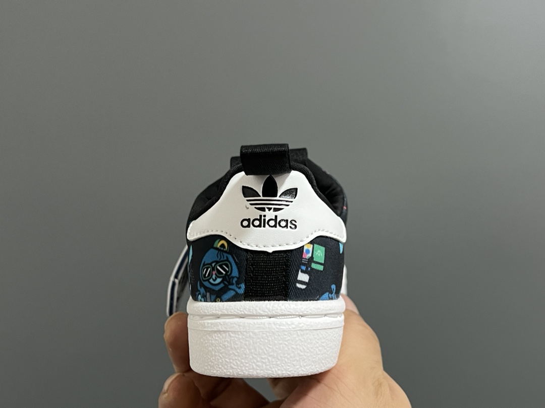 图片[7]-AD 专G版贝壳头经典一脚蹬儿童运动鞋 尺码：22-35码 经典款一脚蹬是阿迪童鞋的鼻祖，空气棉鞋面材质，一体式软贝壳头鞋底很好的保护了容易磕碰的小脚丫，鞋底蜂窝呈蜂窝状防滑耐磨，打开鞋垫来细看，鞋底的冲孔底，鞋底采用记忆海绵，都与正品一致，本店必入单品，入园首选❤️推荐自留❤️-选品中心