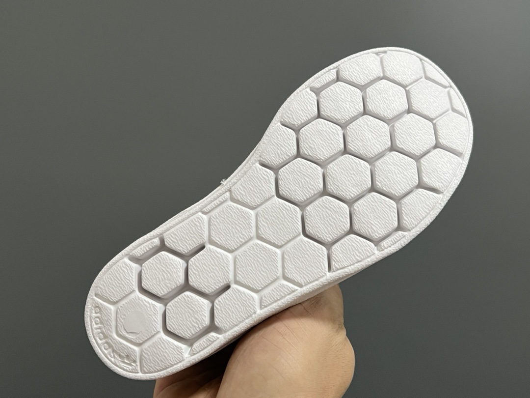 图片[5]-AD 专G版贝壳头经典一脚蹬儿童运动鞋 尺码：22-35码 经典款一脚蹬是阿迪童鞋的鼻祖，空气棉鞋面材质，一体式软贝壳头鞋底很好的保护了容易磕碰的小脚丫，鞋底蜂窝呈蜂窝状防滑耐磨，打开鞋垫来细看，鞋底的冲孔底，鞋底采用记忆海绵，都与正品一致，本店必入单品，入园首选❤️推荐自留❤️-选品中心