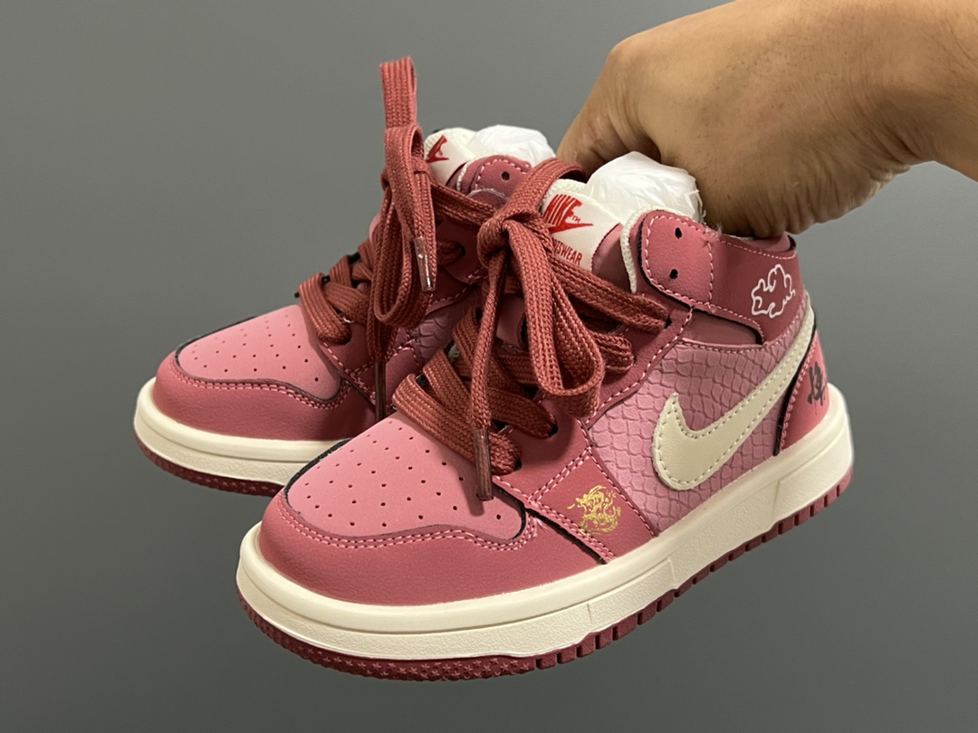 图片[2]-乔一中帮联名魔术贴儿童篮球鞋 尺码：26-37码 经典乔一中帮款式🆕 秋冬超合适❤️ 魔术贴设计，穿脱方便✌🏻 联名系列，细节印花超可爱😍-选品中心